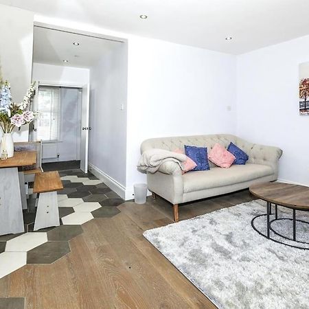Lovely 2-Bed In Windsor Free Parking, 1 Mile From Legoland ภายนอก รูปภาพ