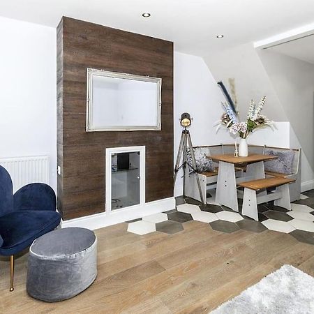 Lovely 2-Bed In Windsor Free Parking, 1 Mile From Legoland ภายนอก รูปภาพ