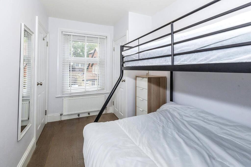 Lovely 2-Bed In Windsor Free Parking, 1 Mile From Legoland ภายนอก รูปภาพ