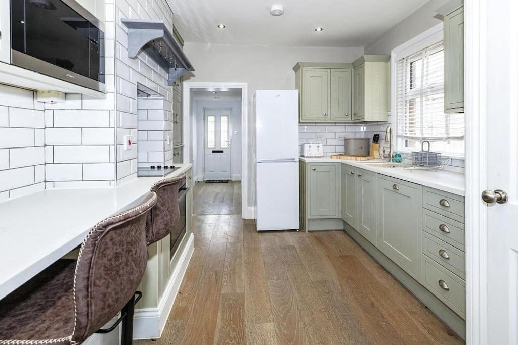 Lovely 2-Bed In Windsor Free Parking, 1 Mile From Legoland ภายนอก รูปภาพ