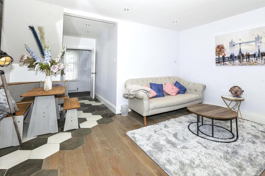 Lovely 2-Bed In Windsor Free Parking, 1 Mile From Legoland ภายนอก รูปภาพ