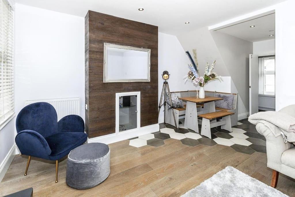 Lovely 2-Bed In Windsor Free Parking, 1 Mile From Legoland ภายนอก รูปภาพ