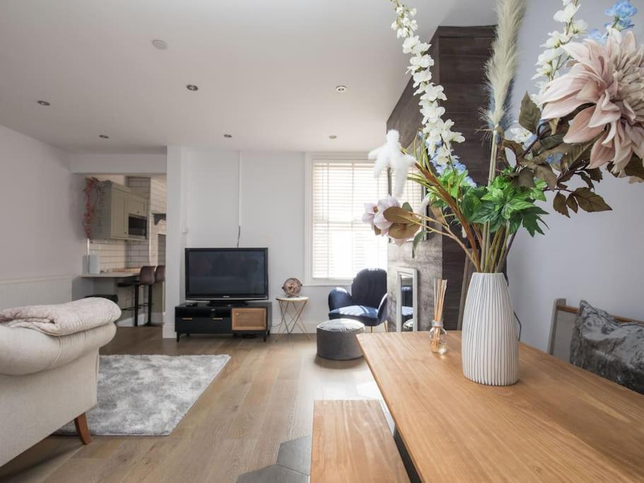 Lovely 2-Bed In Windsor Free Parking, 1 Mile From Legoland ภายนอก รูปภาพ