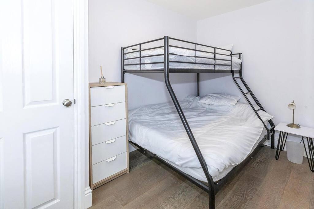 Lovely 2-Bed In Windsor Free Parking, 1 Mile From Legoland ภายนอก รูปภาพ